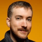 Portrait d'Arnaud Denoyelle, développeur indépendant Java, Node et Angular